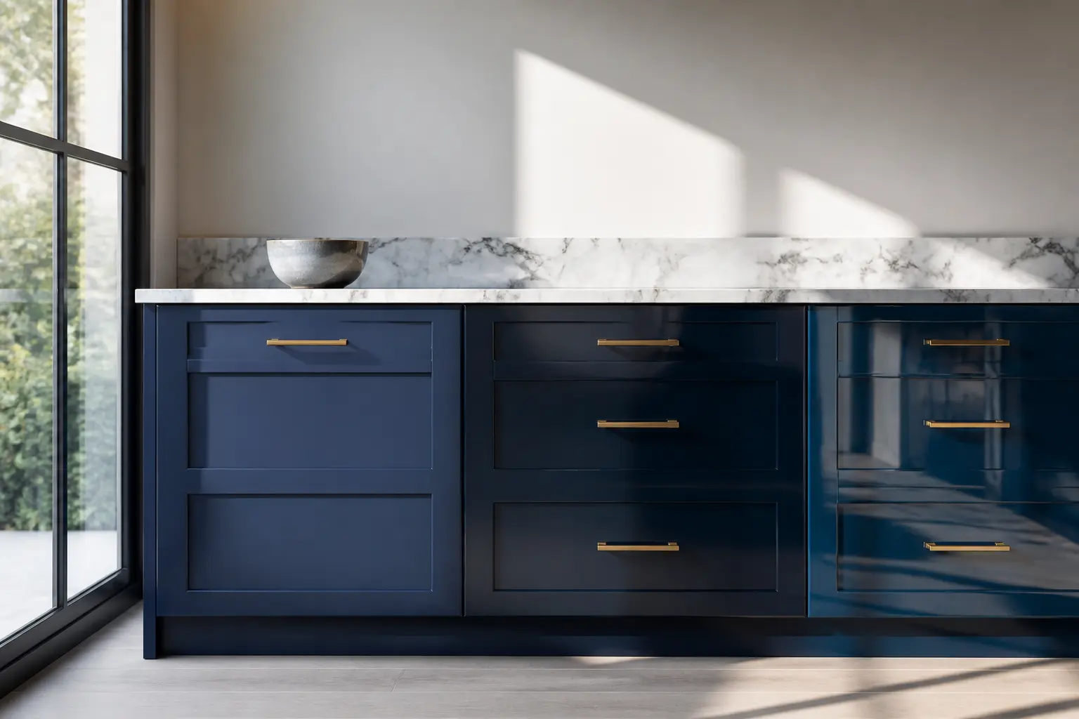 Bleu dans la cuisine : façades navy, bleu nuit et bleu pétrole sous une lumière naturelle intense.